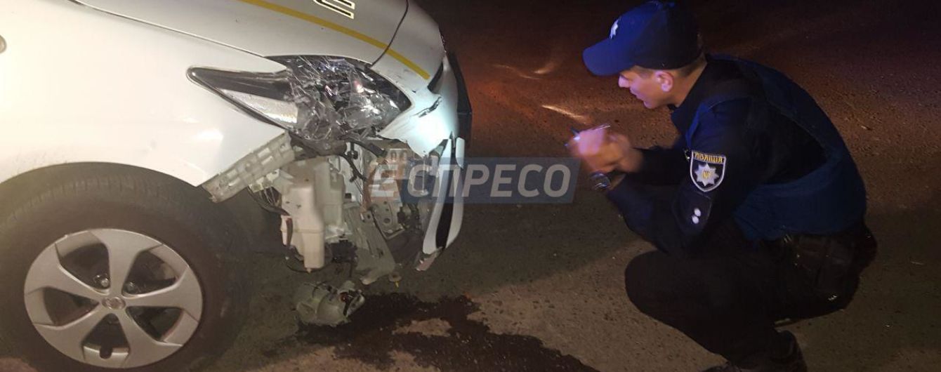 У Києві чоловік на викраденому джипі протаранив авто поліції під час погоні
