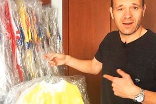 Гравець збірної Андорри зібрав неймовірну колекцію невипраних футболок суперників