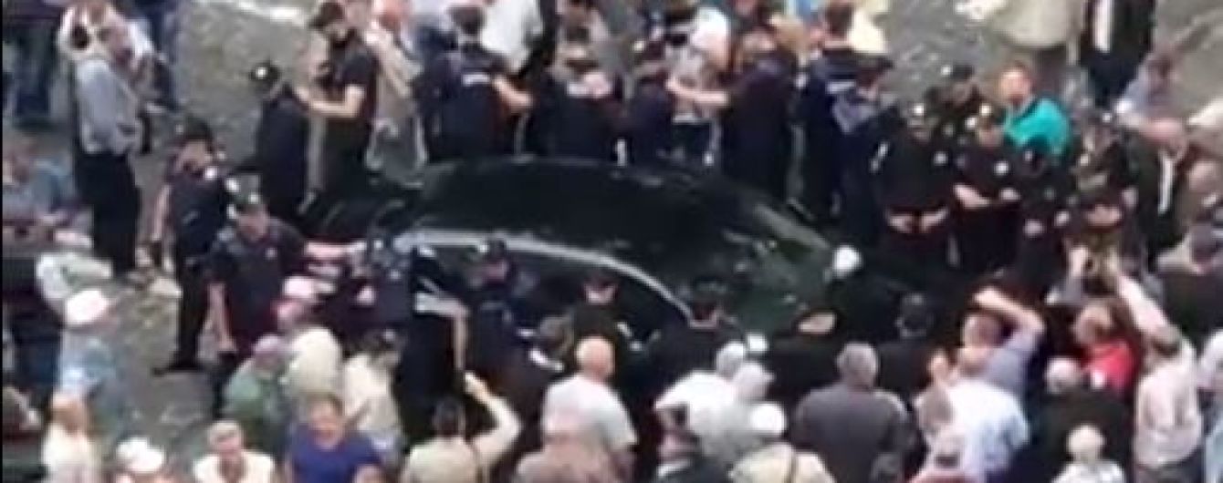В центре Киева Porsche наехал на ногу митингующему возле Кабмина - источник