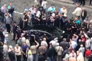 У центрі Києва Porsche наїхав на ногу мітингувальнику біля Кабміну - джерело