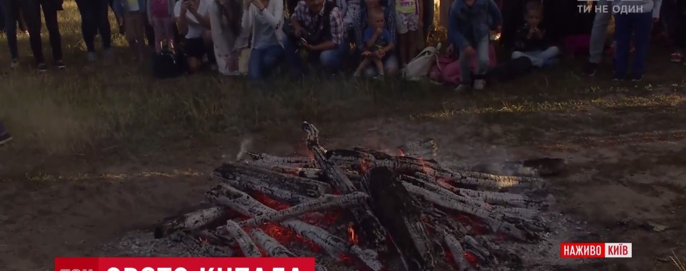 Ночь на Ивана Купала в Пирогово началась с прыжков через костер и зрелищных хороводов