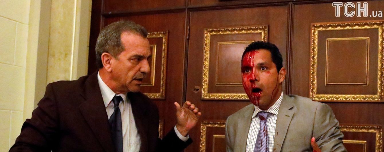 В Венесуэле сторонники президента несколько часов удерживали в парламенте более 350 людей