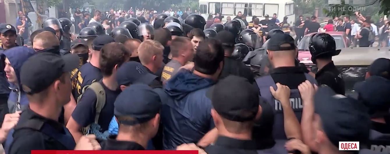 Сльозогінний газ і піротехніка: в Одесі сталася сутичка на будмайданчику біля Аркадії
