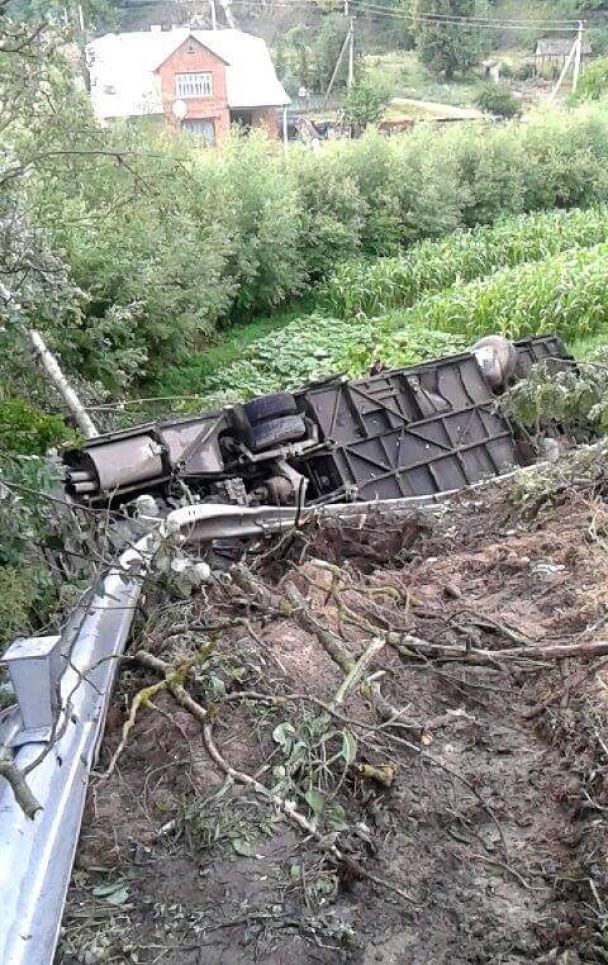 Замість моря – на той світ. На Тернопільщині дорогою на курорт злетів в урвище автобус з 45 людьми