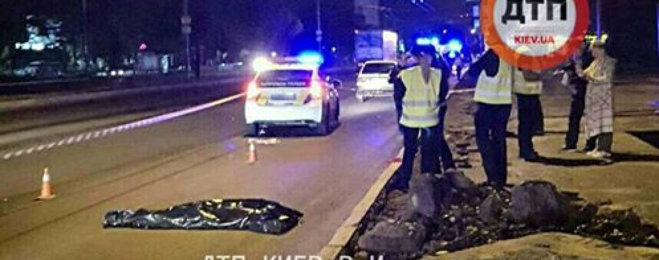 У Києві кілька авто переїхали пішохода, який намагався перебігти проспект