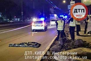 У Києві кілька авто переїхали пішохода, який намагався перебігти проспект