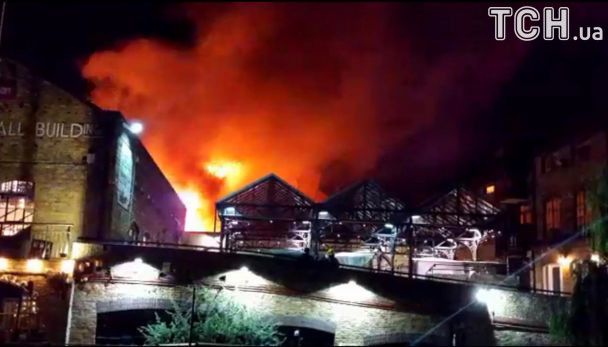 У центрі Лондона спалахнула масштабна пожежа: опубліковані фото і відео