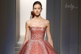 Корсетные платья и розы-пряжки в коллекции Oscar de La Renta осень-зима 2017-2018