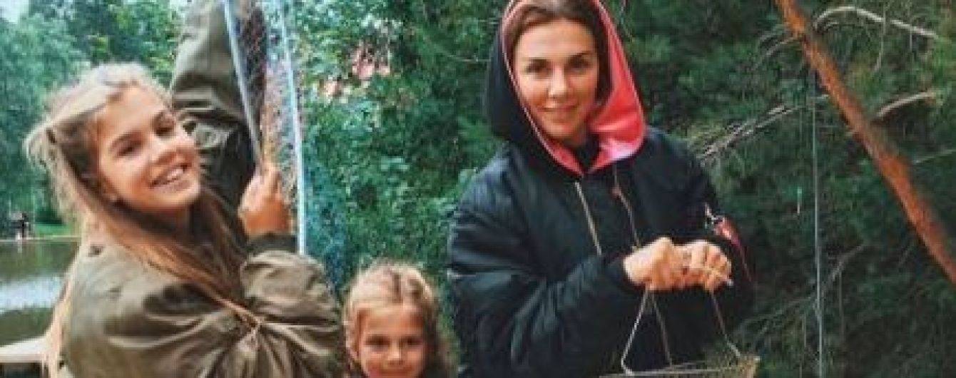 Не такая, как всегда: Анна Седокова съездила с дочками на рыбалку