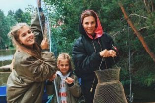 Не такая, как всегда: Анна Седокова съездила с дочками на рыбалку
