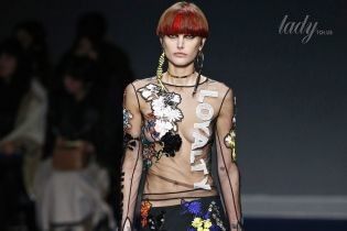 Прозрачные туники и яркие акценты в коллекции Versace сезона осень-зима 2017-2018