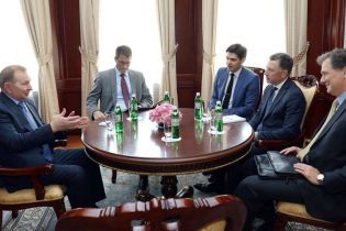 Перший офіційний контакт: Кучма зустрівся зі спецпредставником США Волкером