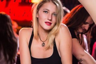 В Киеве во время нападения на ЛГБТ пострадала Мария Коршунова, которую избил сын экс-нардепа Ландика