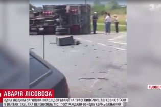 Легковушка опрокинула грузовик с дровами на Львовщине