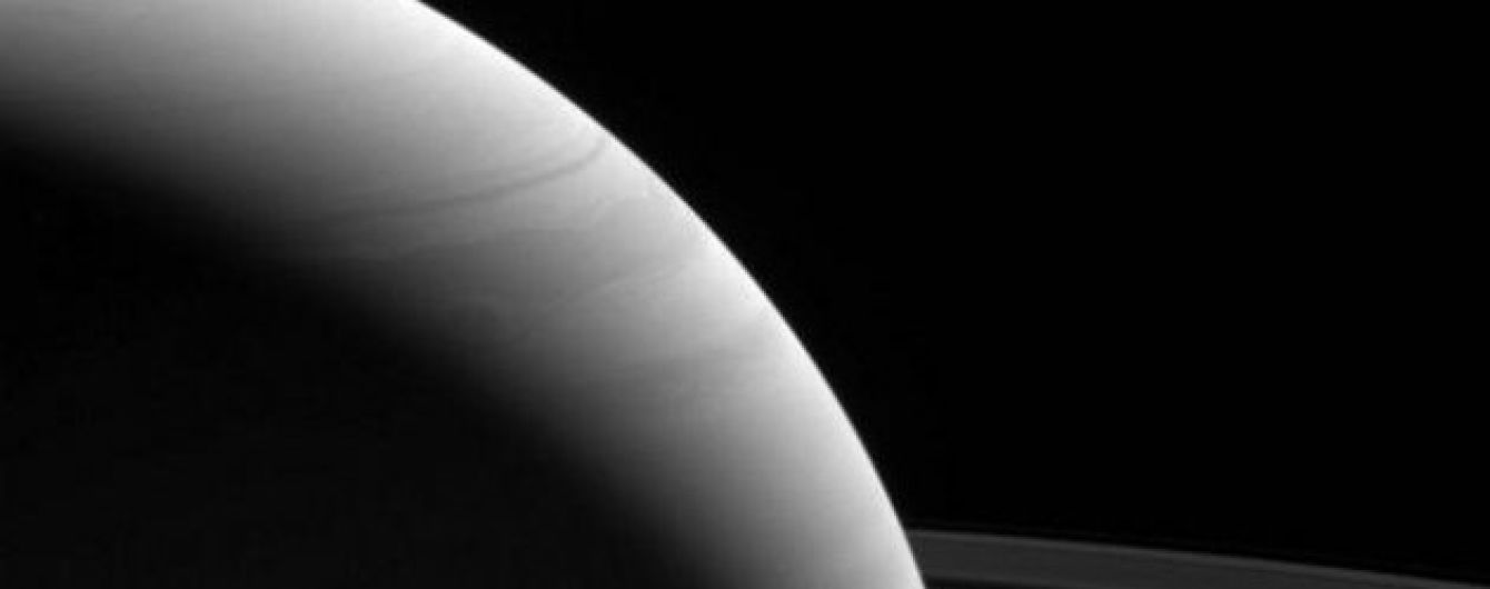 Свет и тьма: NASA показало рассвет на Сатурне