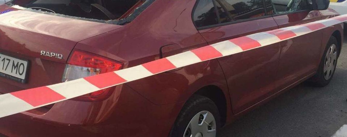 В Киеве злоумышленники обстреляли автомобиль и отобрали у водителя 2,5 млн грн