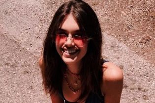 В мини-шортах и с доской для серфинга: Кайя Гербер поделилась новым пляжным фото