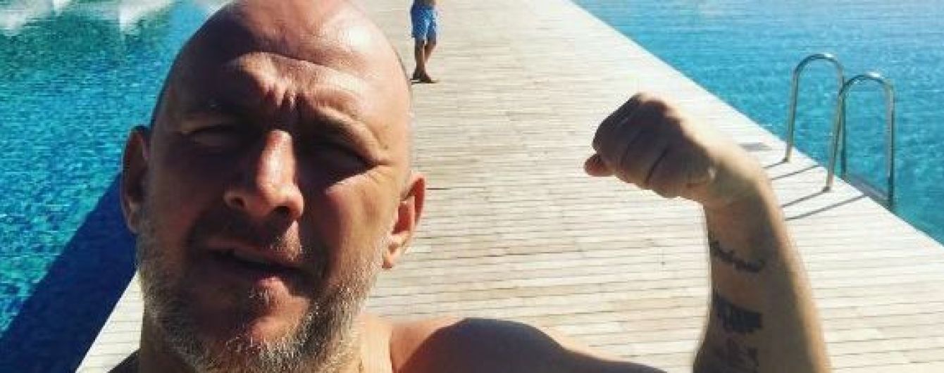 Голомозий та безбородий Потап відпочиває із підрослим сином