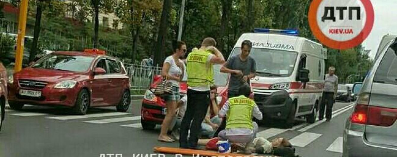 В Киеве на пешеходном переходе сбили женщину