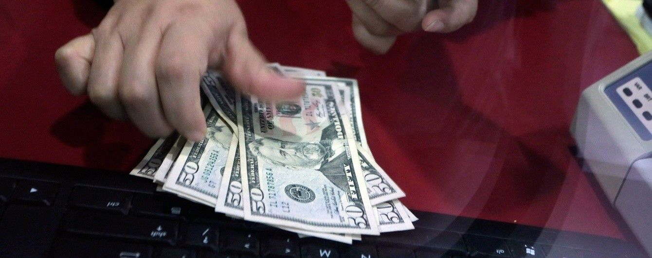 Долар потроху продовжує дешевшати в курсах валют Нацбанку. Інфографіка