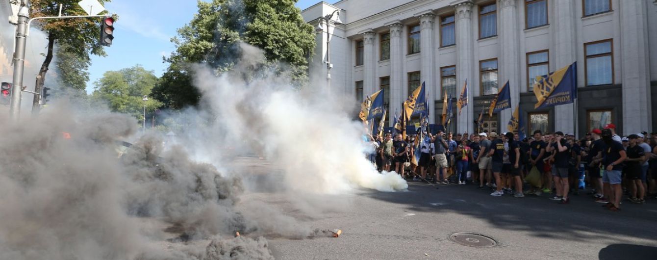Заблокированные входы и толкотня за мусоровоз: Рада завершает сессию под громкие акции на улице