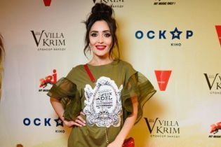 Анна Добрыднева пришла на премьеру фильма в экстравагантной тунике, а жена Ступки - в обтягивающий лосинах