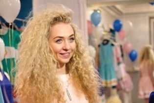 Сюрприз от дизайнера: украинские звезды будут дарить платья в центре Киева