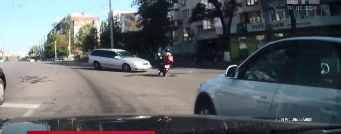 Многократное сальто: в Киеве легковушка подняла в воздух мотоциклиста