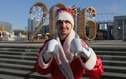 Український боксер-чемпіон Постол став Дідом Морозом та побажав миру країні