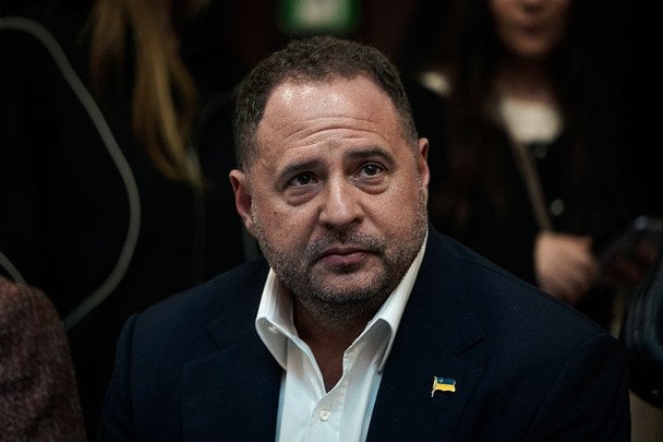 Єрмак у суді емоційно відповів на закиди про візити батька до РФ