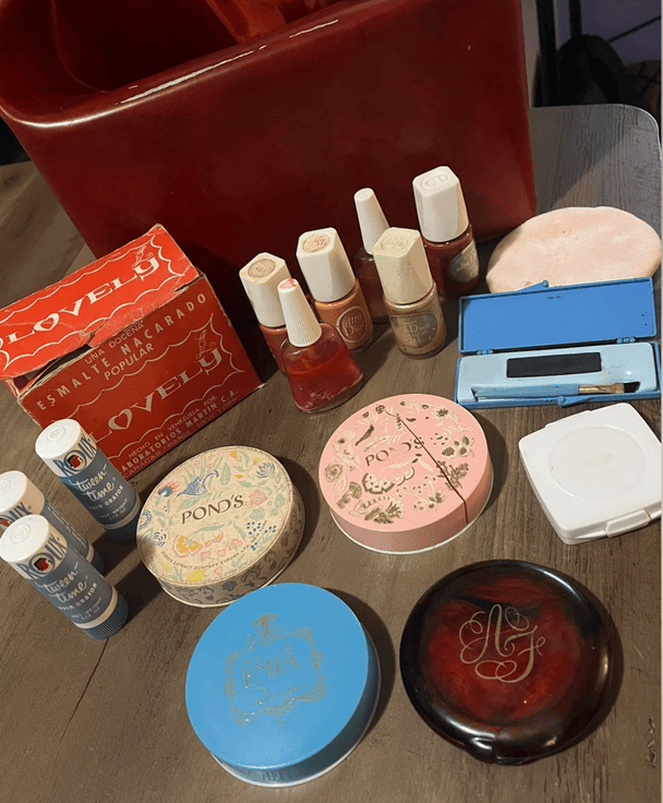 Косметика в сумці / © mirror.co.uk