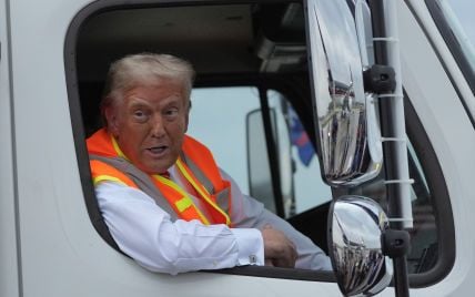 Трамп вийшов до журналістів у одязі сміттяра: до чого тут Байден і Гарріс (відео)