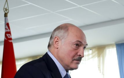 "Я ще живий і не за кордоном": Лукашенко відреагував на події в Білорусі