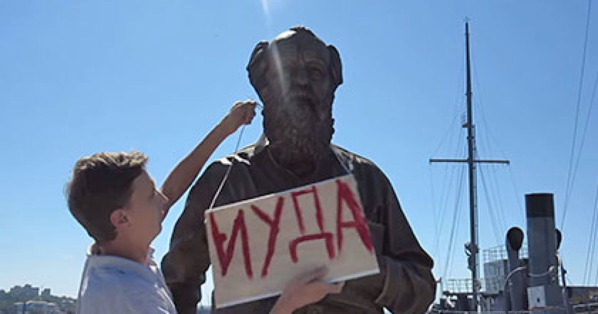 Місцевий житель повісив табличку з написом &laquo;Юда&raquo; на скульптуру