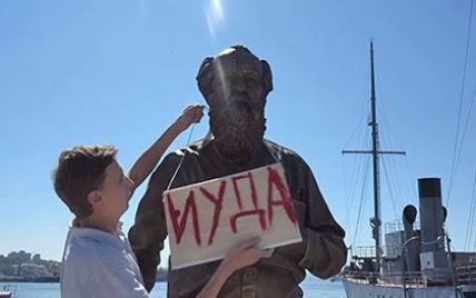 Во Владивостоке на памятник Солженицыну повесили табличку с надписью "Иуда"