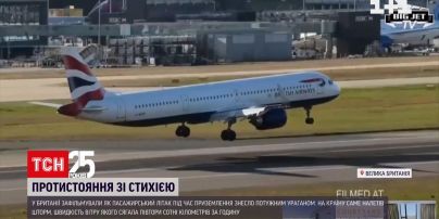 У Великій Британії пасажирський літак боровся з ураганом під час приземлення | Новини світу