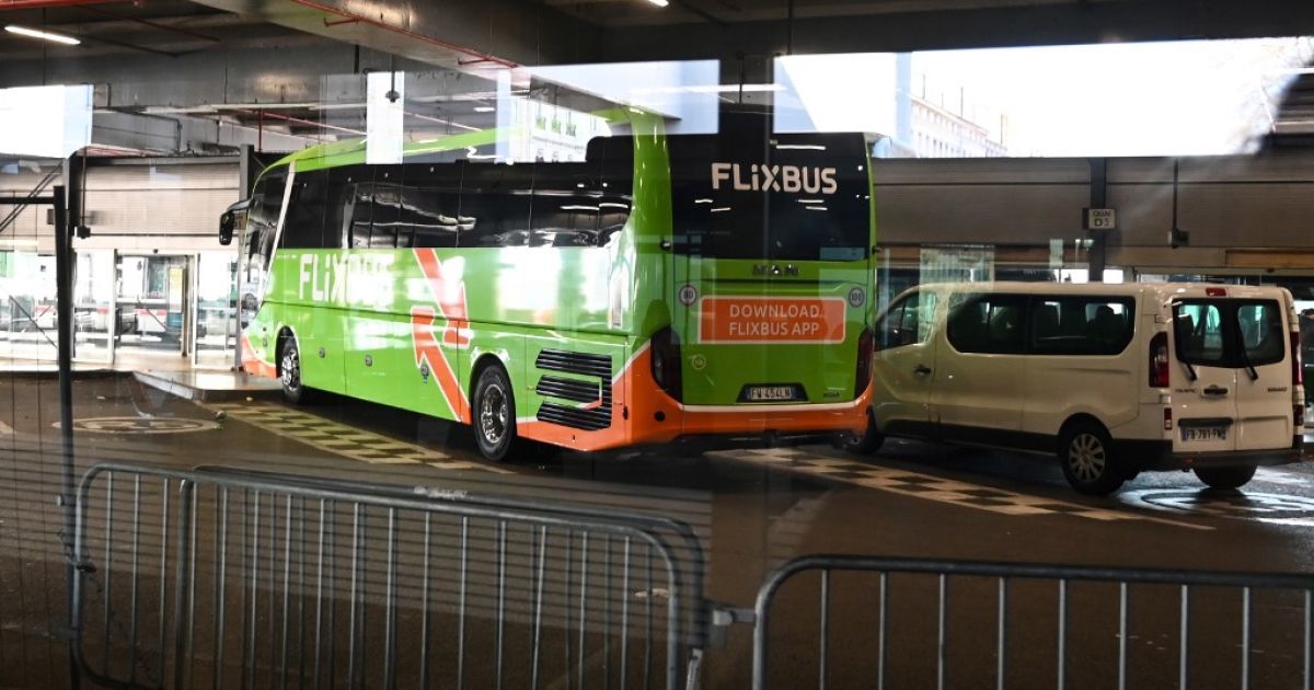 У Франції пасажирів затриманого через коронавірус автобуса відпустили та попросили залишатися вдома