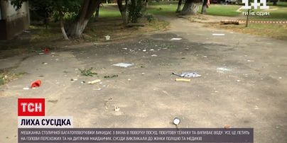 Новости Украины: в столице женщина несколько дней выбрасывает из своей квартиры на 8 этаже вещи