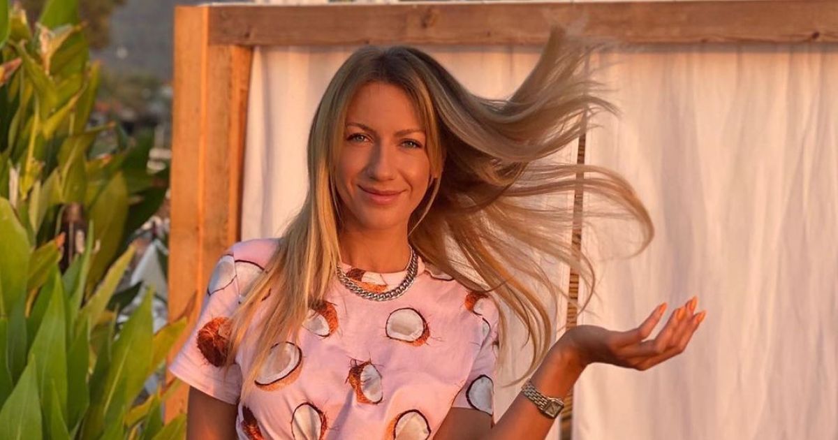 Оголена Леся Нікітюк прикрила інтимні місця тацею з раками