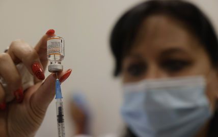 Бустерная доза вакцины в США станет обязательной: детали