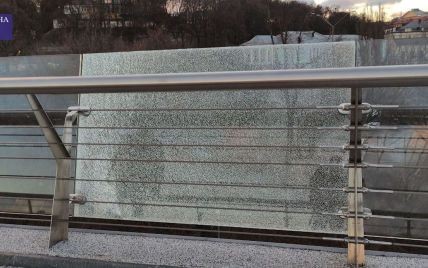 На мосту Кличко в Киеве неизвестные разбили стекло (фото)