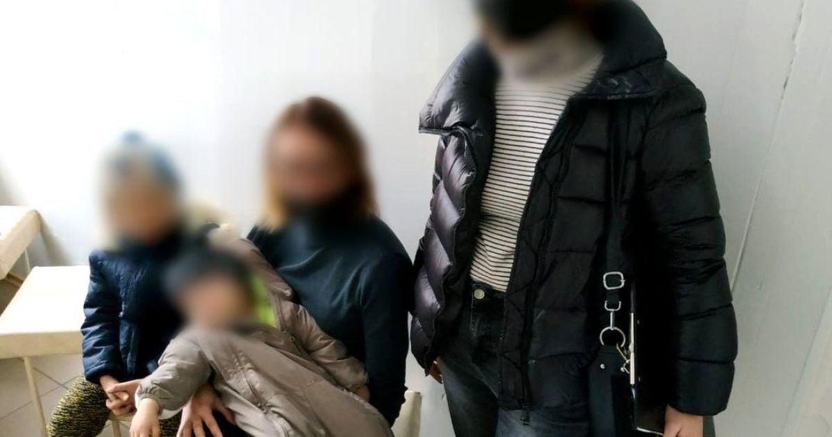 Залишив дітей на вулиці і зачинив будинок: в Херсоні врятували хлопчиків, яких кинув вітчим