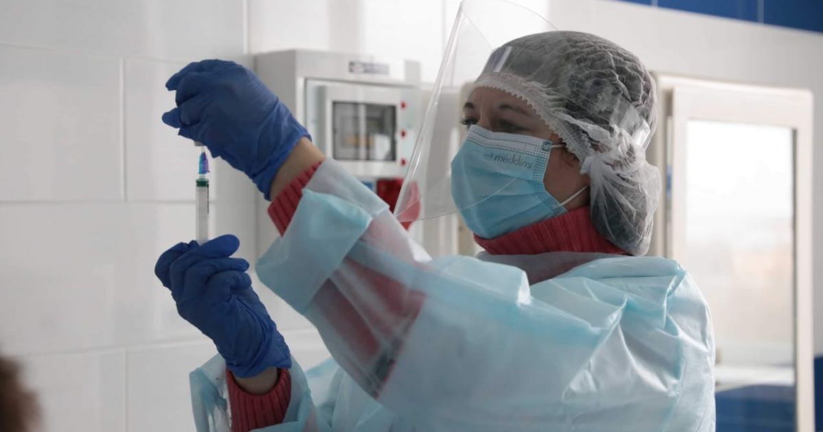 Перші щеплення від COVID-19 у Донецькій та Луганській областях: частину доз віддадуть на вакцинацію військовим