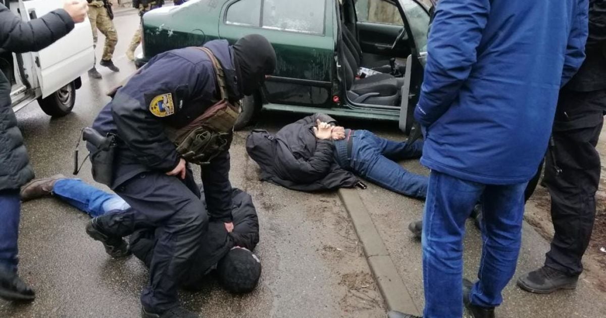 На Хмельниччині озброєна банда вдерлася до оселі, побила і зв'язала сім'ю, забрала гроші та мобілки