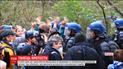 В Нотр-Дам-де-Ланд протестующие спели и станцевали для вооруженной полиции