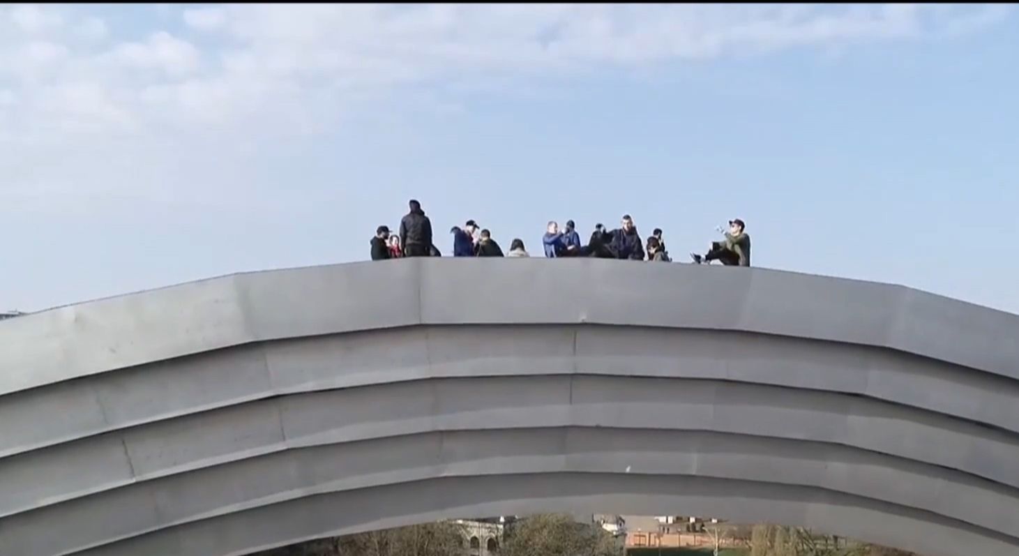 Група руферів видерлася на столичну Арку дружби народів, аби зустріти світанок