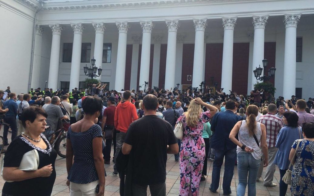 Люди протестуют под горсоветом / © ГУ Национальной полиции в Одесской области