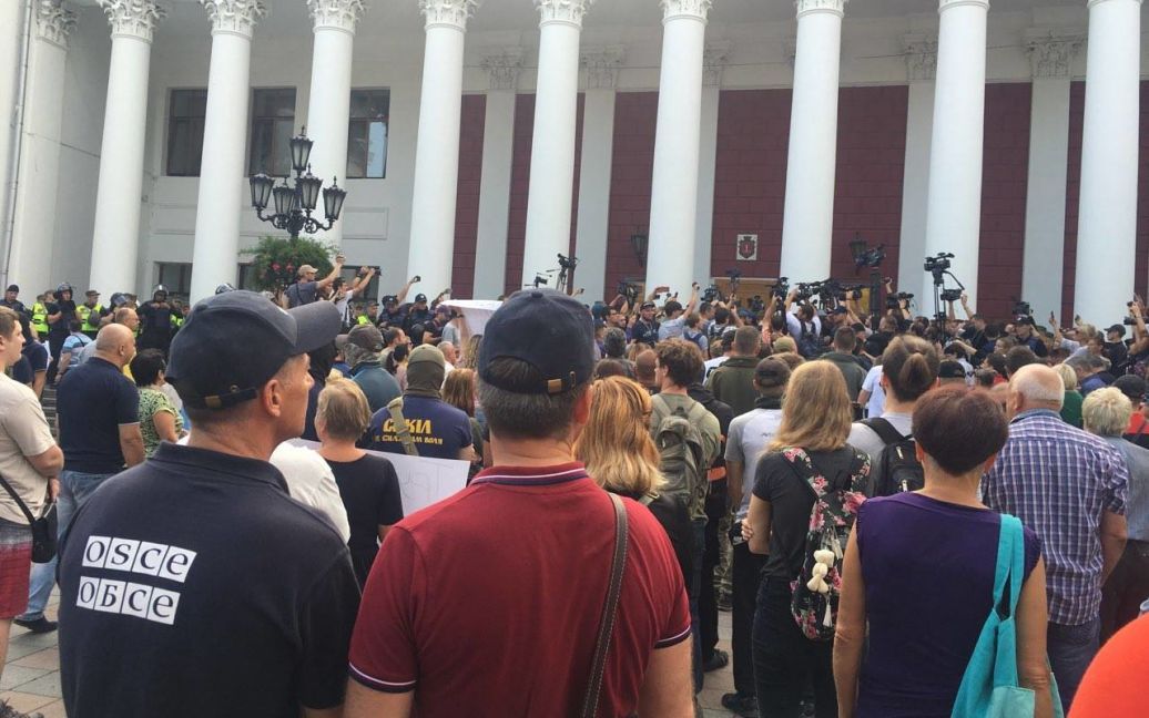 Люди протестуют под горсоветом / © ГУ Национальной полиции в Одесской области