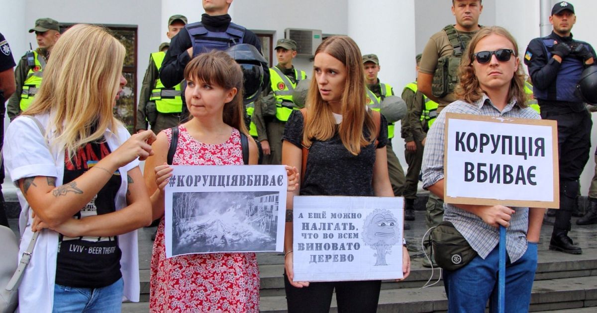Люди протестуют под горсоветом / © Думская