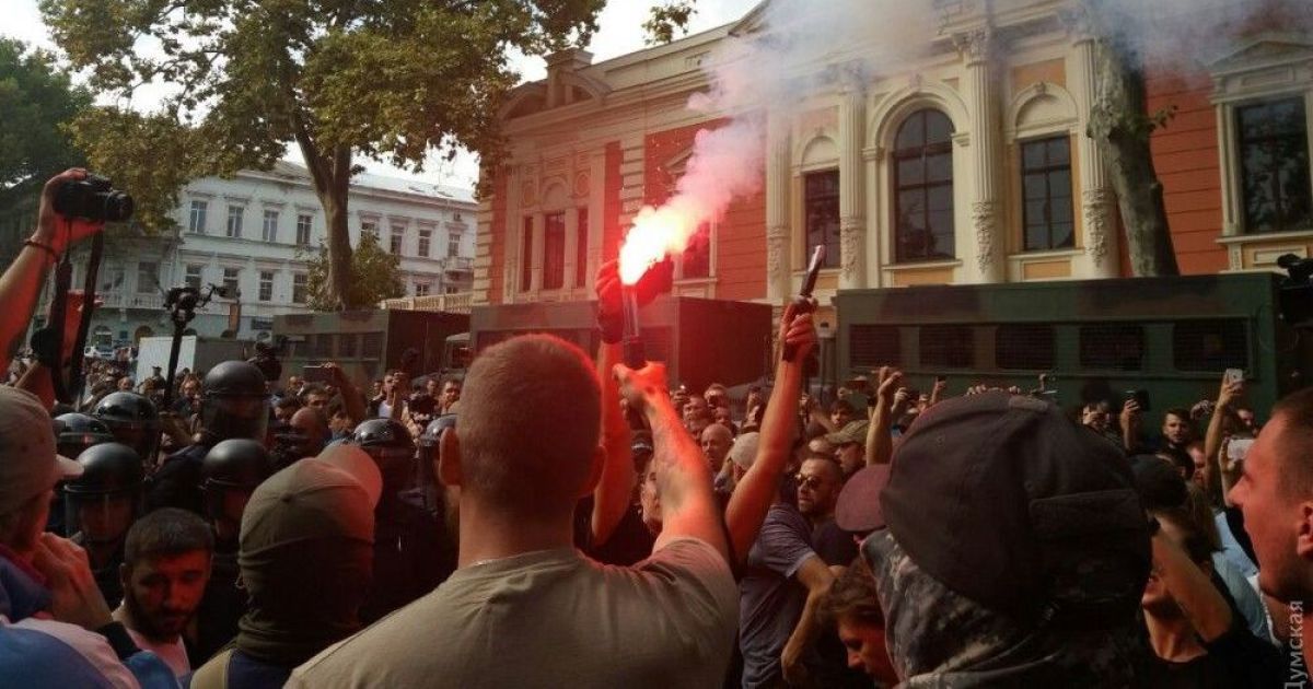 Люди протестуют под горсоветом / © Думская